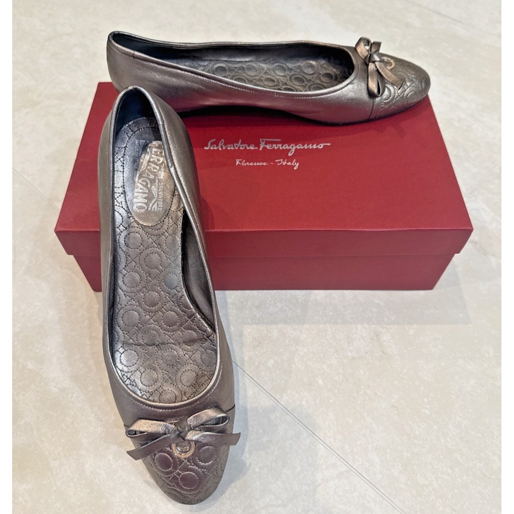 SALVATORE FERRAGAMO Gancini Logo Metallic Gray leather ballet flats women sz 10